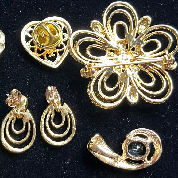 Gold tone and gem lot of 10 pcs. Pins, Earrings, tack pin, and pendant. - Picture 6 of 9